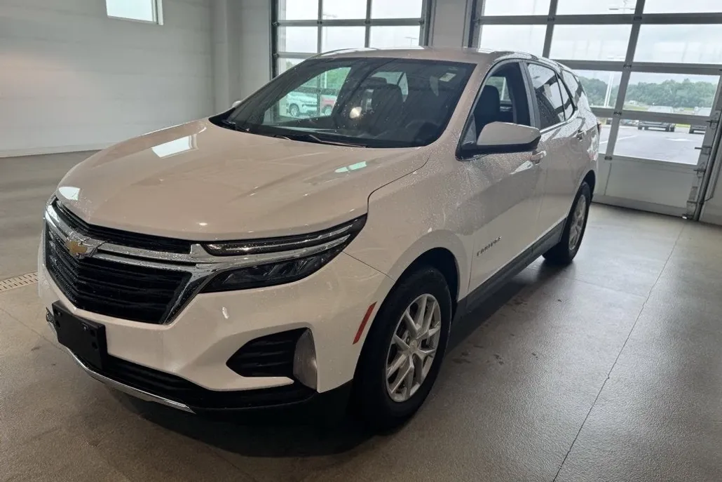 2022 Chevrolet Equinox LT photo 1