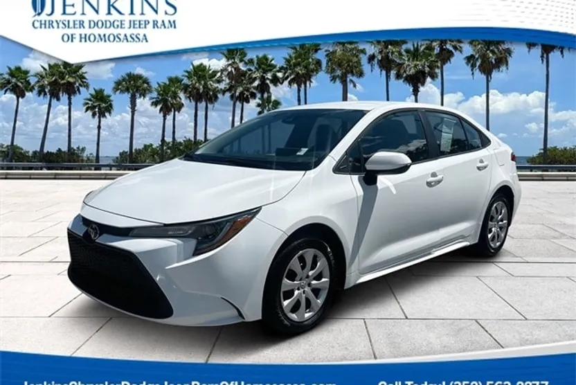 2022 Toyota Corolla LE photo 1