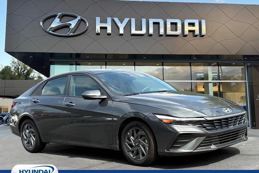 2024 Hyundai Elantra SEL photo 1