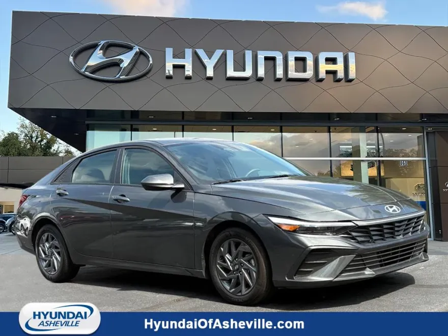 2024 Hyundai Elantra SEL photo 1