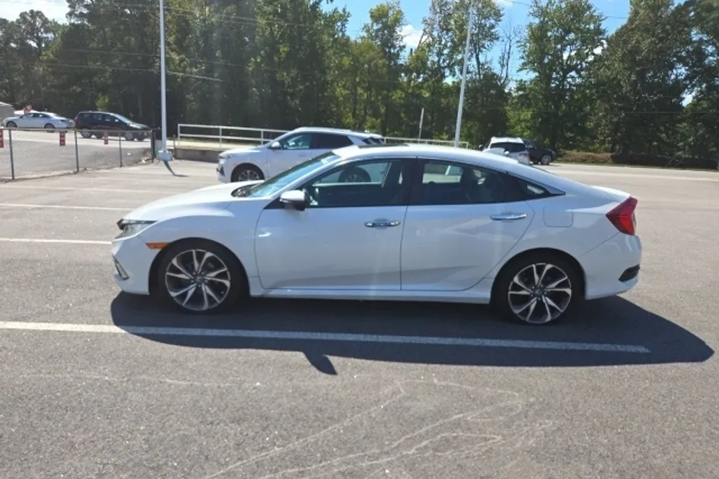 2019 Honda Civic Touring photo 1
