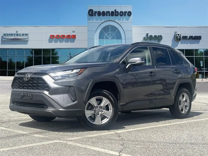 2022 Toyota RAV4 XLE photo 1