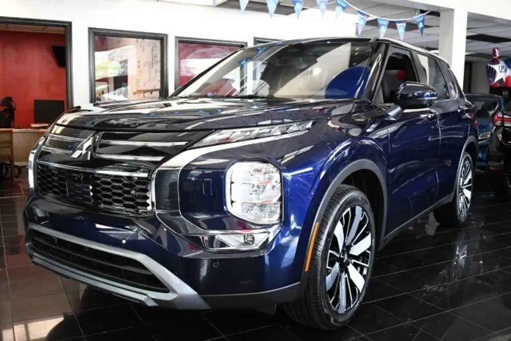 2025 Mitsubishi Outlander SE photo 1