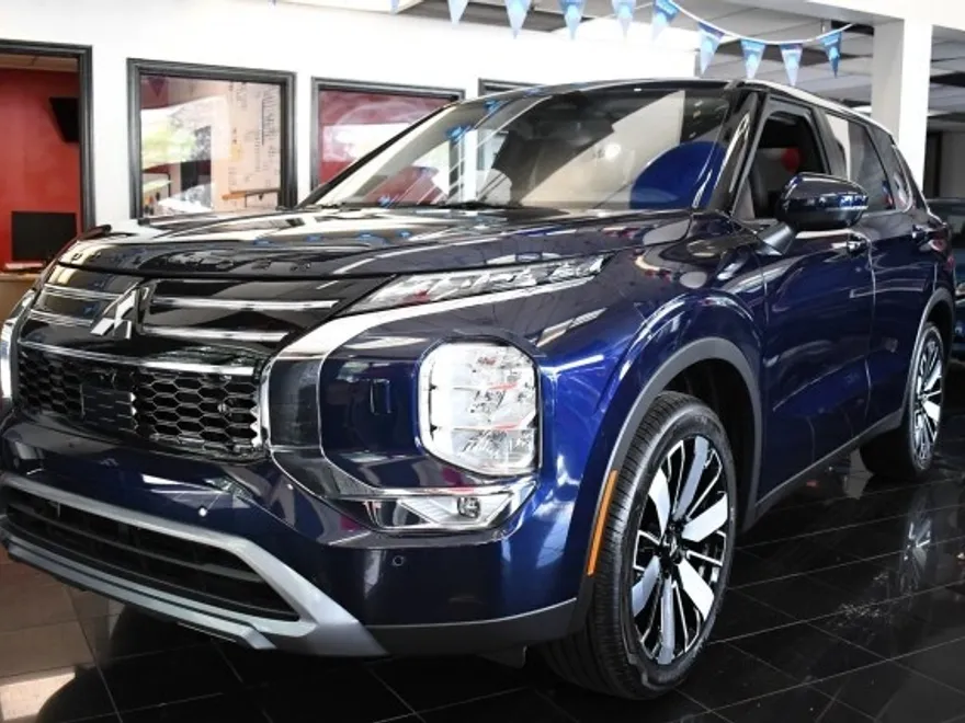 2025 Mitsubishi Outlander SE photo 1