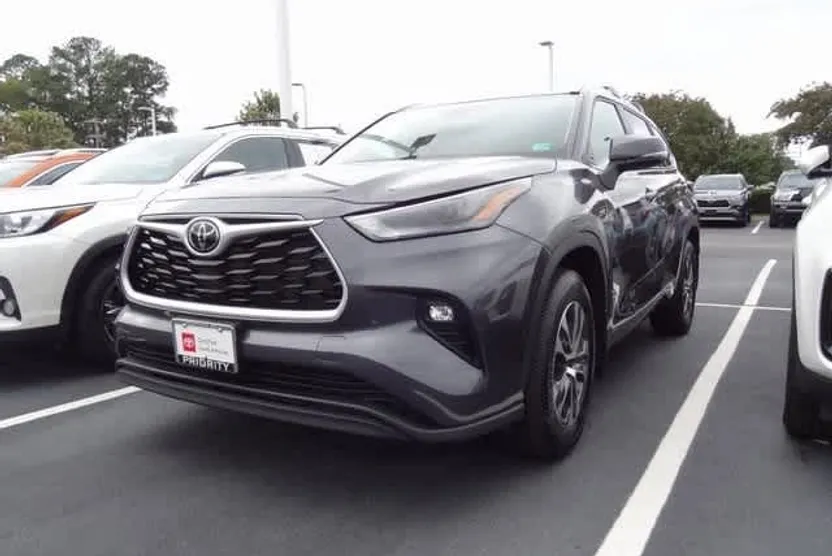 2024 Toyota Highlander XLE photo 1