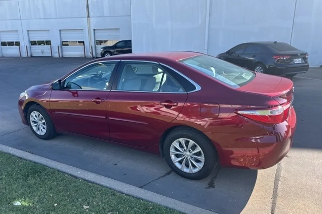 2016 Toyota Camry LE photo 1