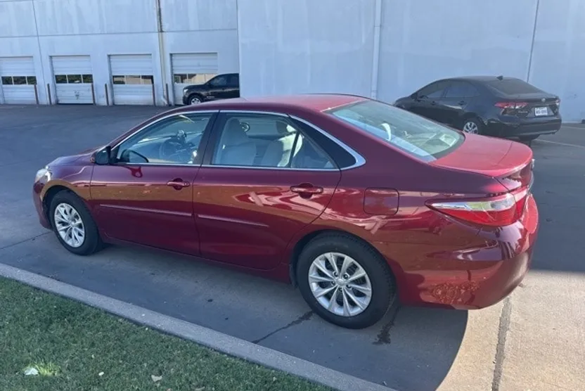 2016 Toyota Camry LE photo 1