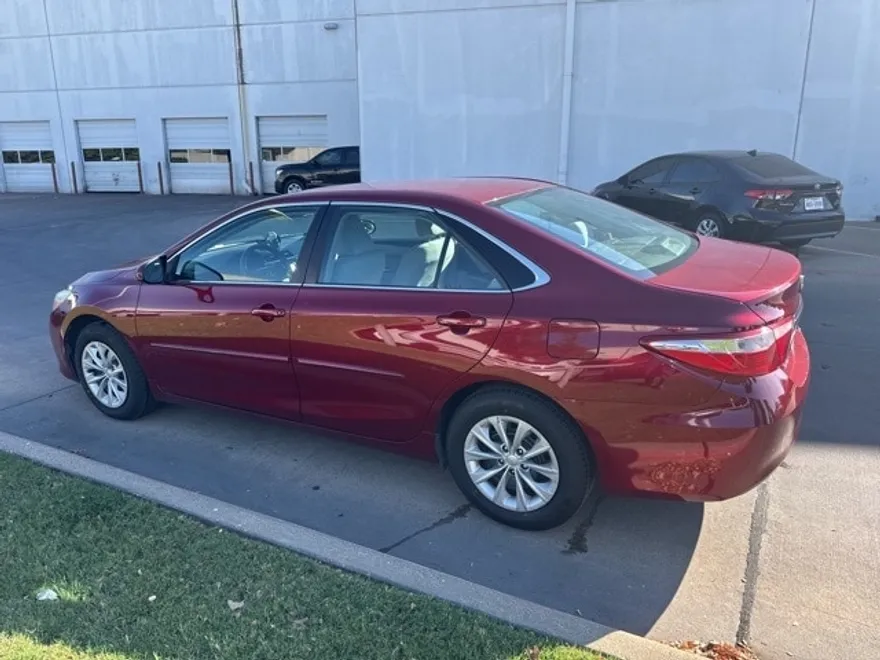 2016 Toyota Camry LE photo 1