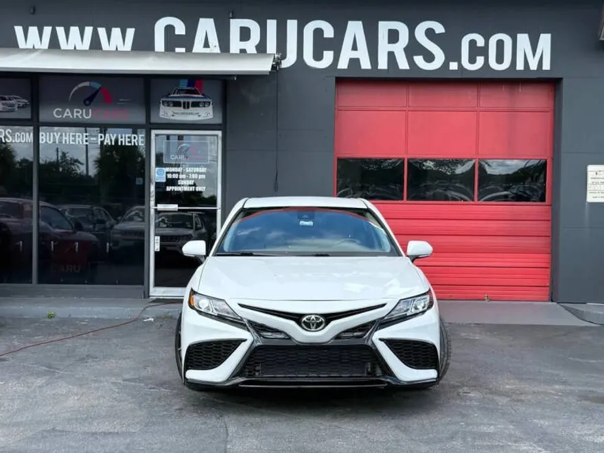 2022 Toyota Camry SE photo 1