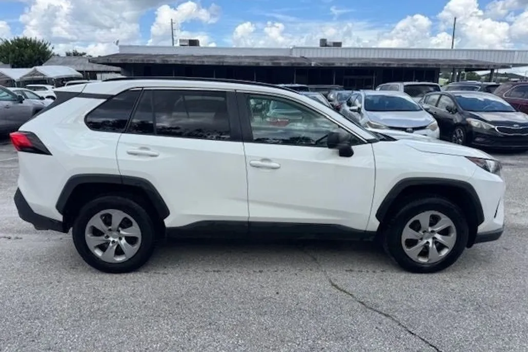 2021 Toyota RAV4 LE photo 1