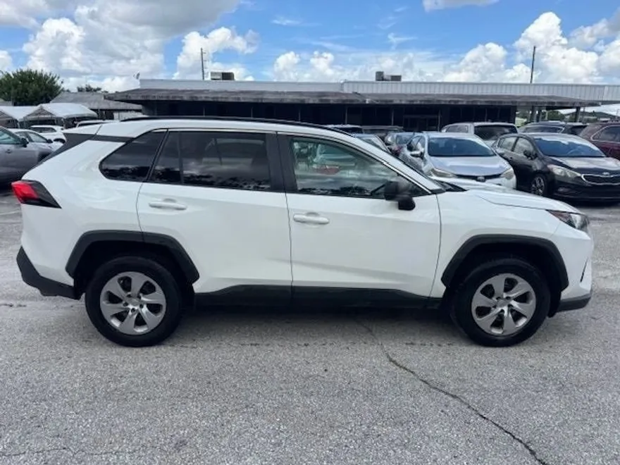 2021 Toyota RAV4 LE photo 1