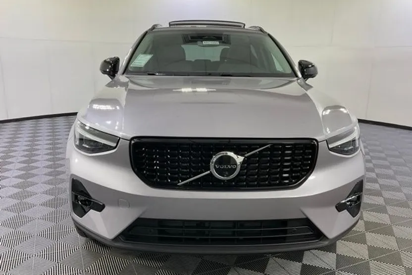 2026 Volvo XC40 Plus photo 1