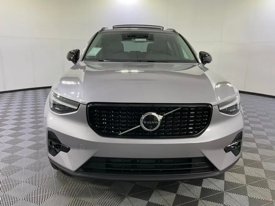 2026 Volvo XC40 Plus photo 1