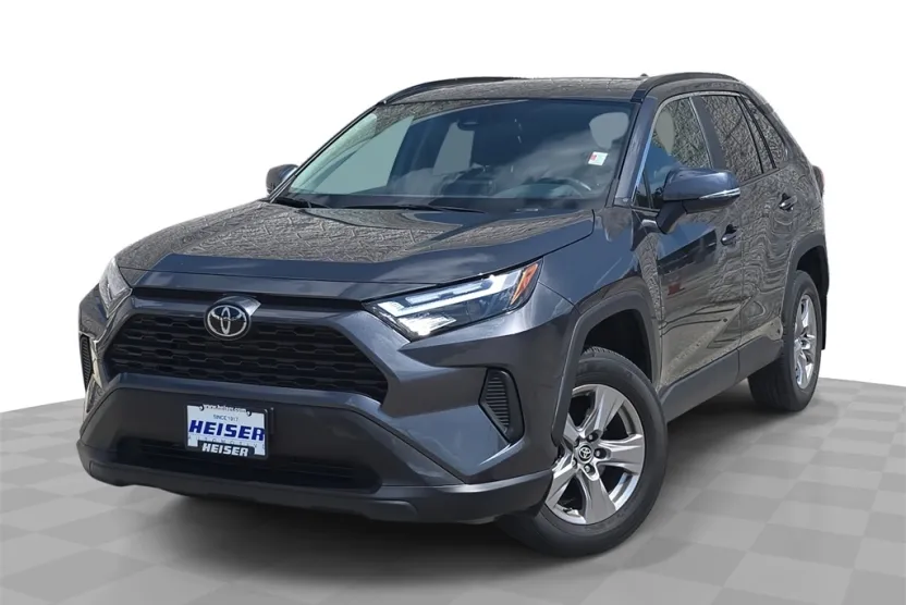 2022 Toyota RAV4 XLE photo 1