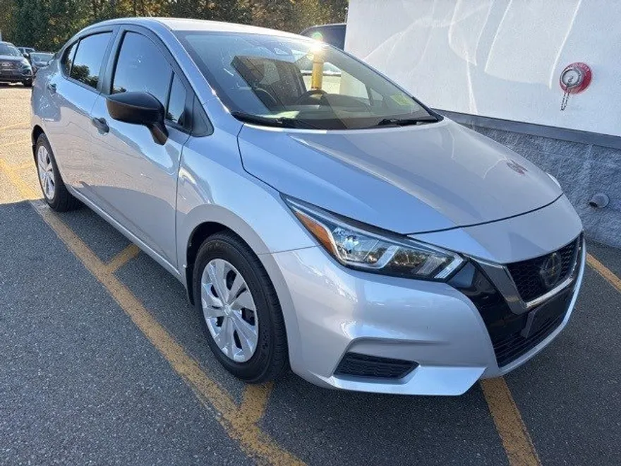 2022 Nissan Versa S photo 1