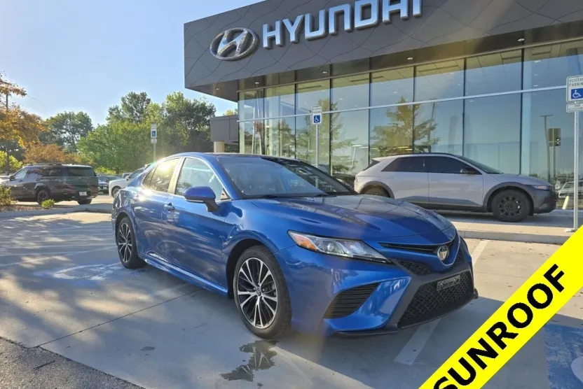 2019 Toyota Camry SE photo 1