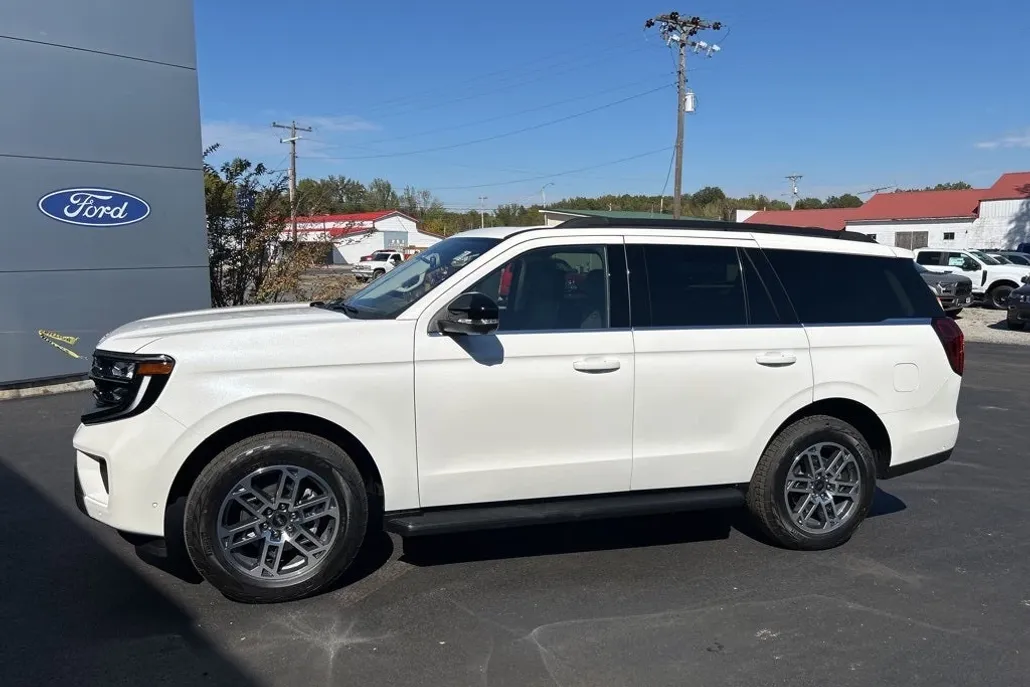 2025 Ford Expedition photo 1