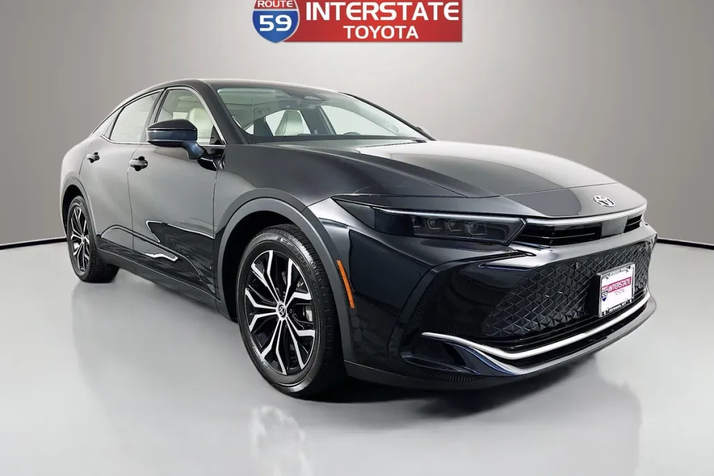 2023 Toyota Crown XLE photo 1