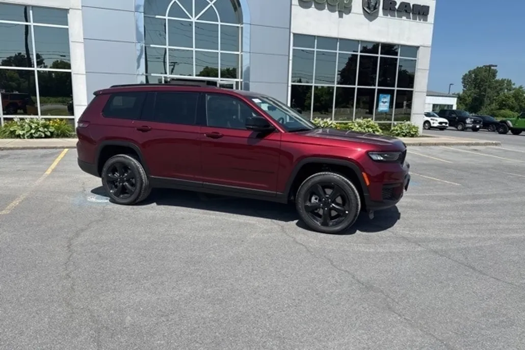 2025 Jeep Grand Cherokee Altitude photo 1