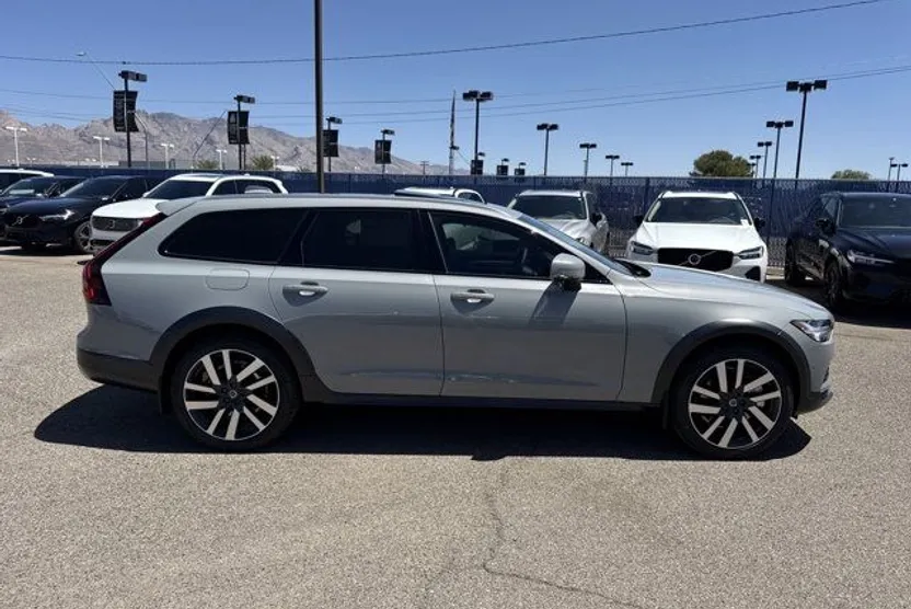 2025 Volvo V90 Cross Country B6 Plus photo 1