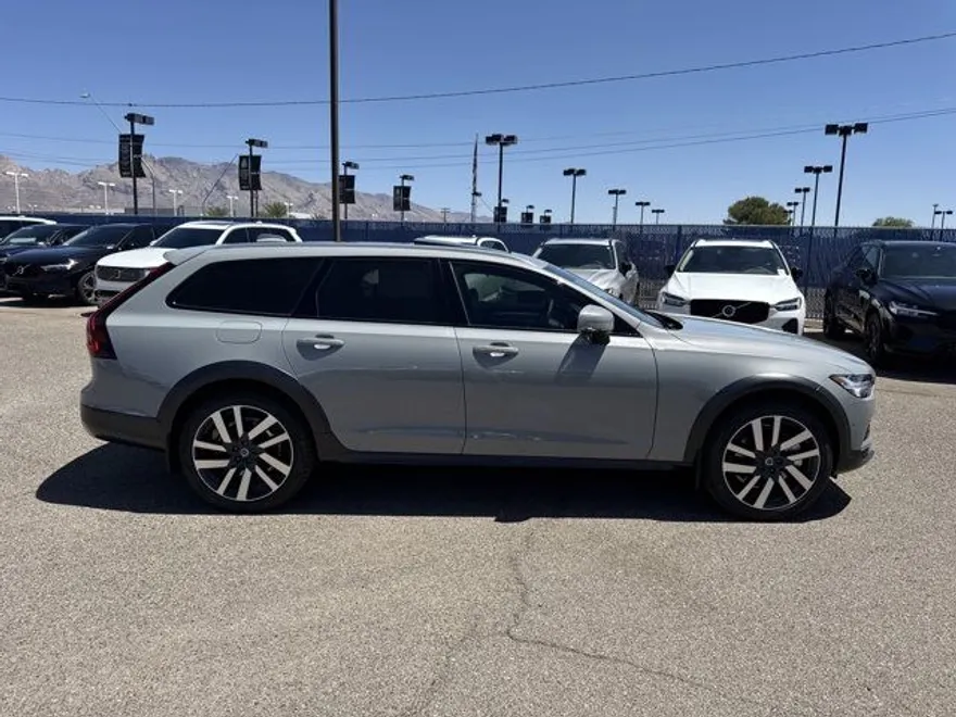 2025 Volvo V90 Cross Country B6 Plus photo 1