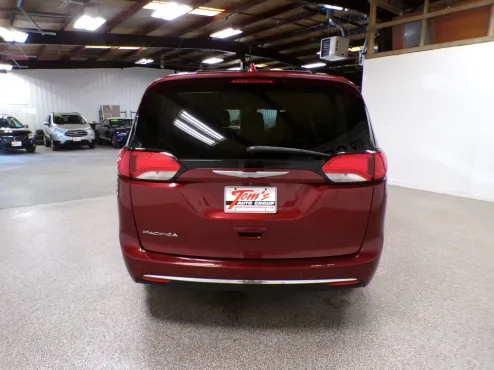 2017 Chrysler Pacifica Touring L photo 4