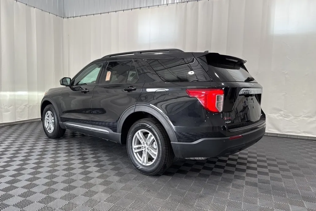 2023 Ford Explorer XLT photo 1