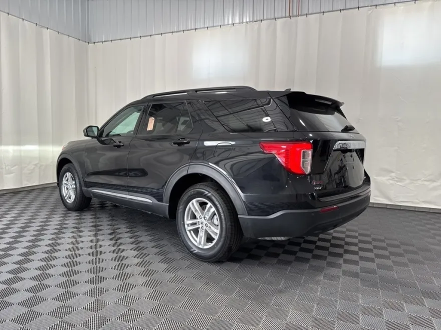 2023 Ford Explorer XLT photo 1