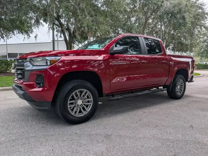 2023 Chevrolet Colorado LT photo 1