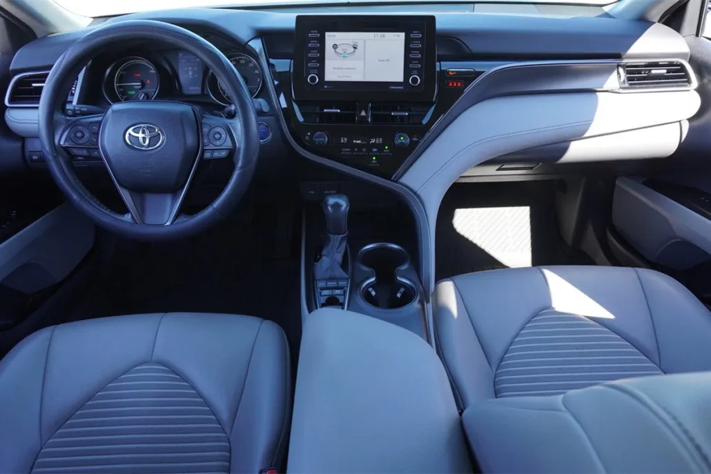 2023 Toyota Camry Hybrid SE photo 1