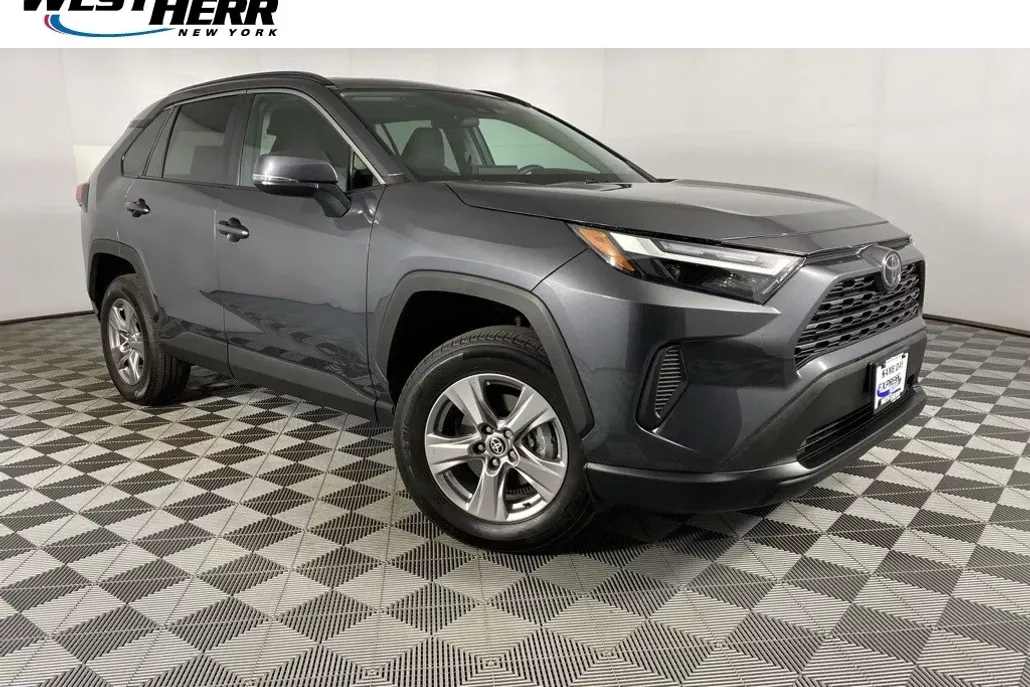 2022 Toyota RAV4 XLE photo 1
