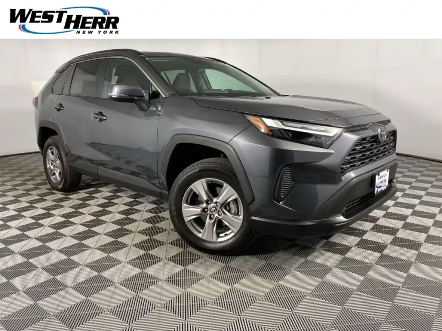 2022 Toyota RAV4 XLE photo 1