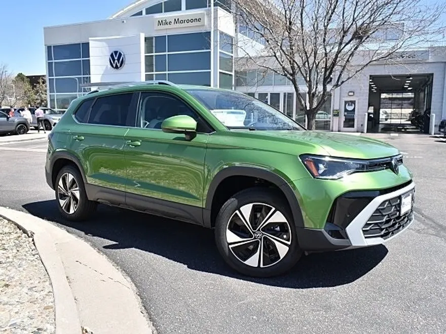 2025 Volkswagen Taos SE photo 1