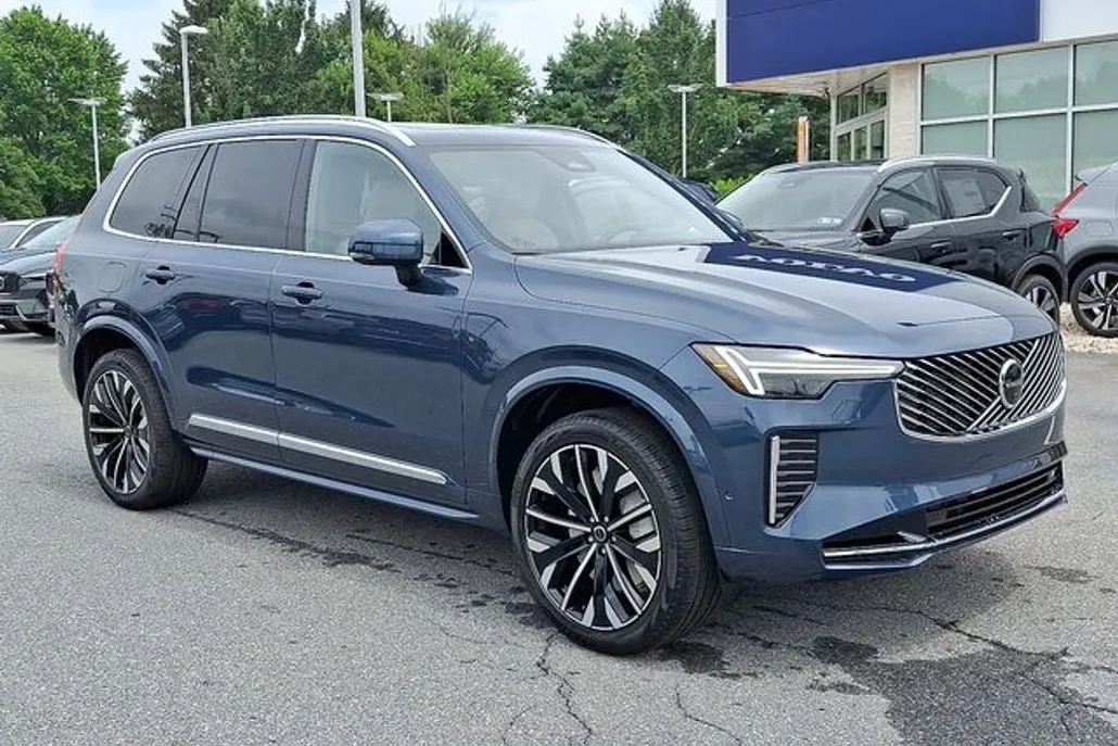 2026 Volvo XC90 Plus Black Edition photo 1