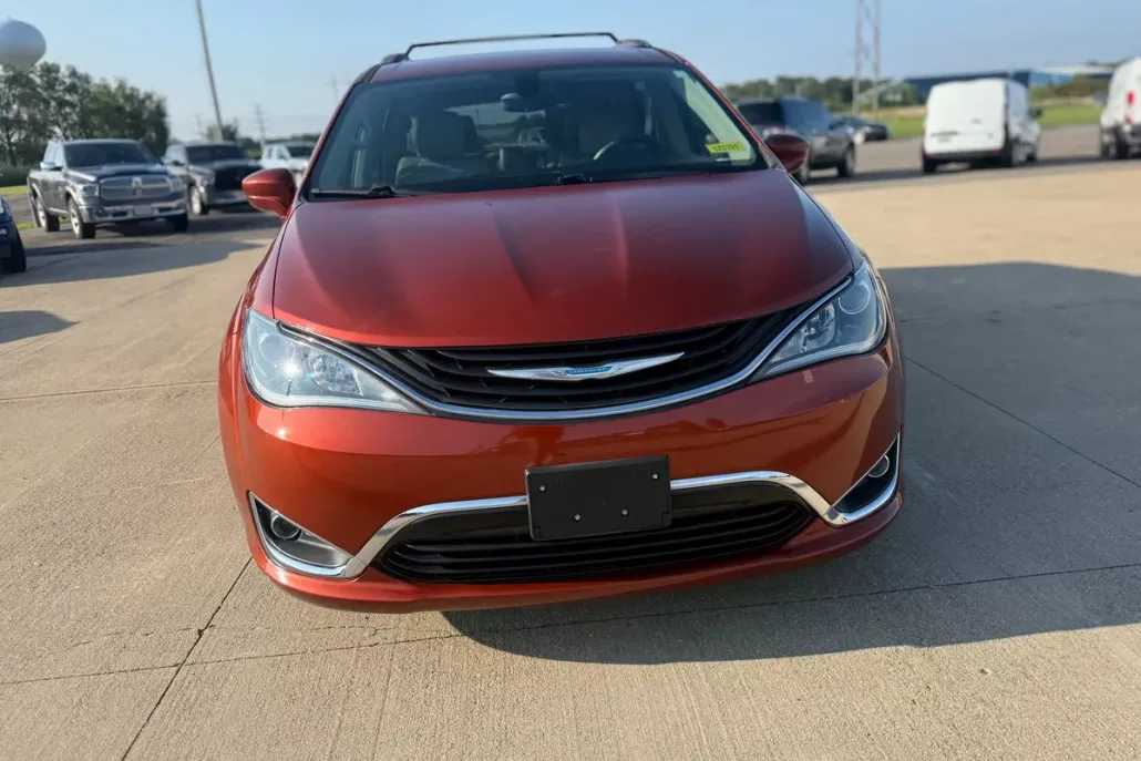 2018 Chrysler Pacifica Hybrid Touring L photo 1