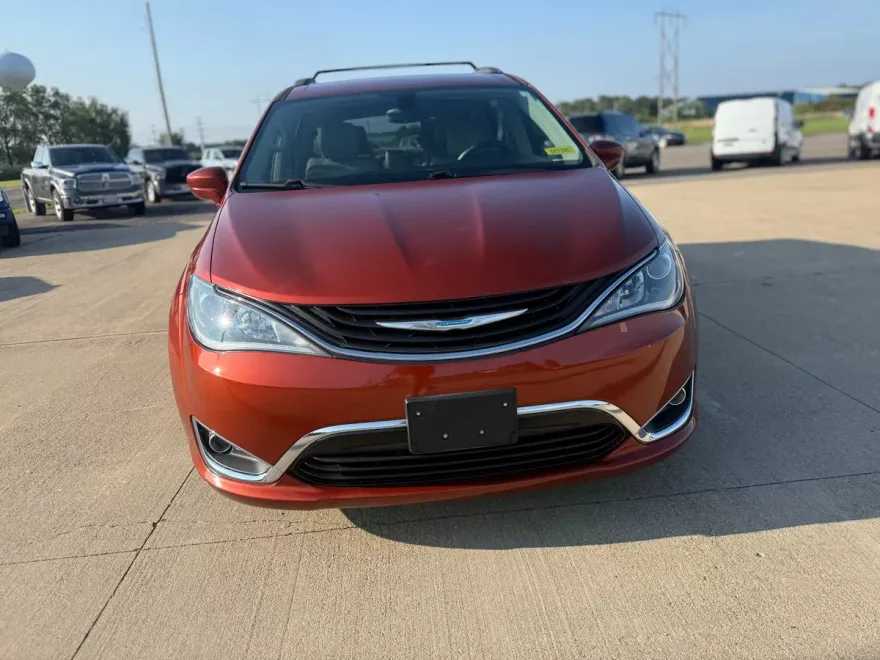 2018 Chrysler Pacifica Hybrid Touring L photo 1