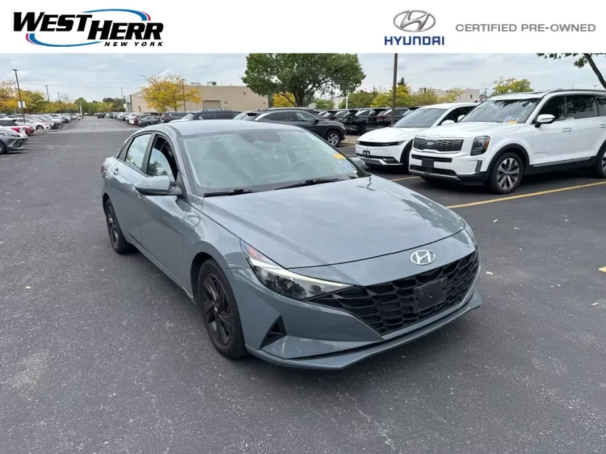 2022 Hyundai Elantra SEL photo 1