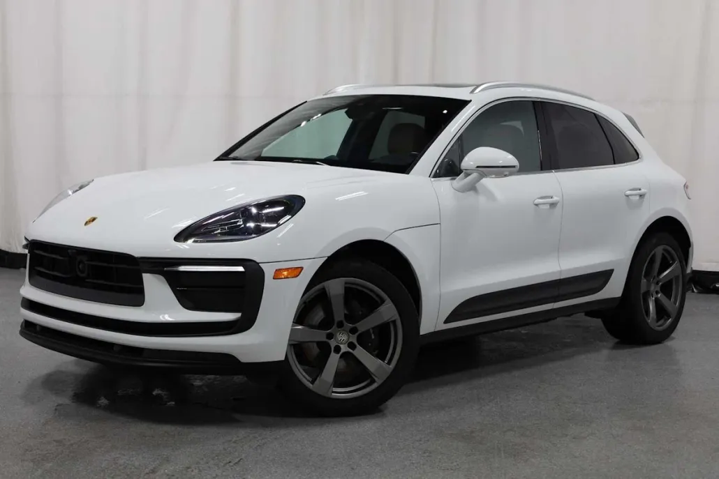 2023 Porsche Macan T photo 1