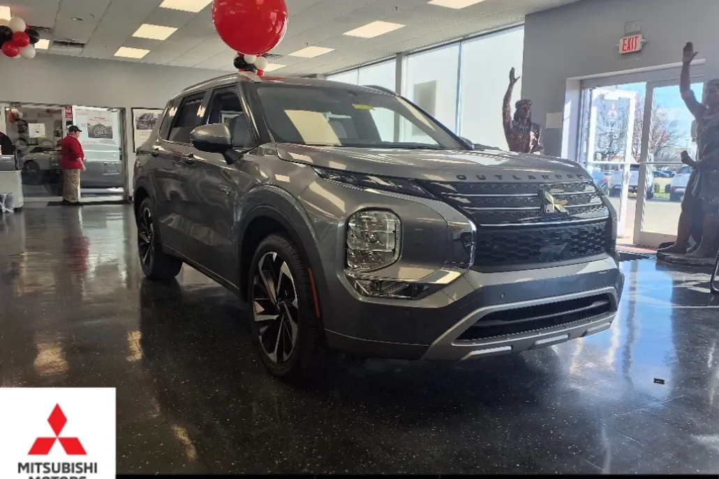 2024 Mitsubishi Outlander SEL photo 1