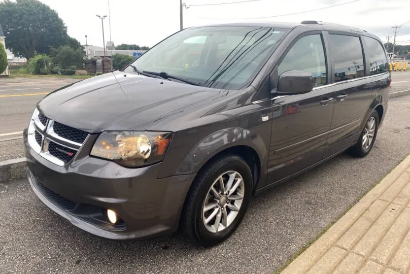 2014 Dodge Grand Caravan SXT photo 1