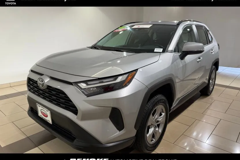 2023 Toyota RAV4 XLE photo 1