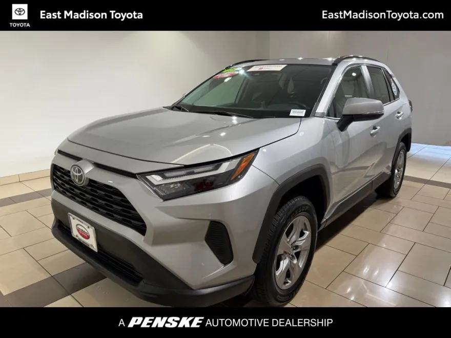2023 Toyota RAV4 XLE photo 1