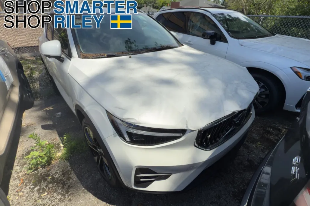 2025 Volvo XC40 Plus photo 1