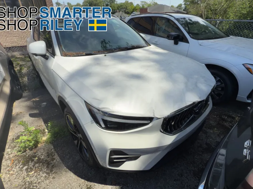 2025 Volvo XC40 Plus photo 1