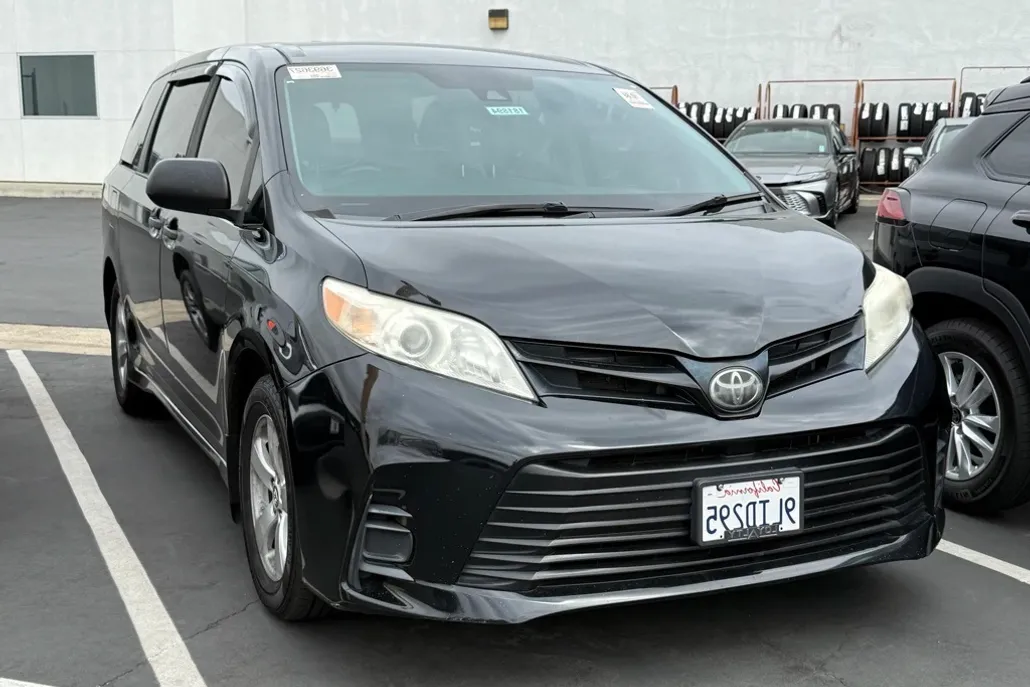 2019 Toyota Sienna L photo 1