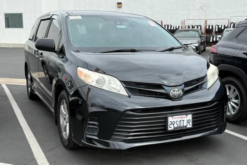 2019 Toyota Sienna L photo 1