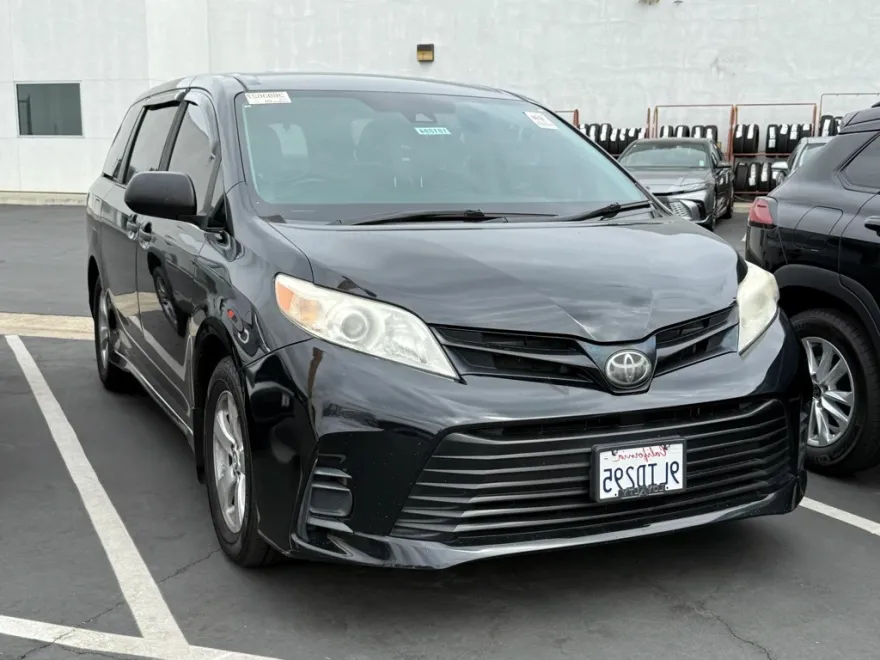 2019 Toyota Sienna L photo 1