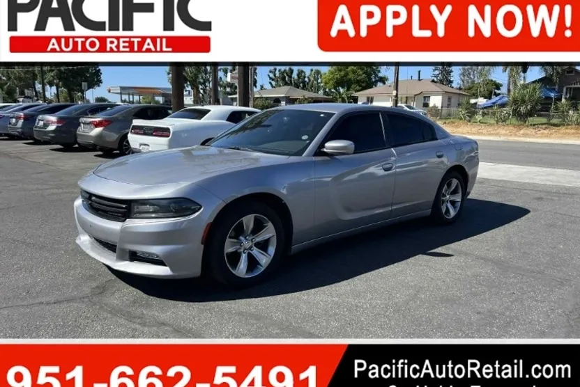 2015 Dodge Charger SXT photo 1