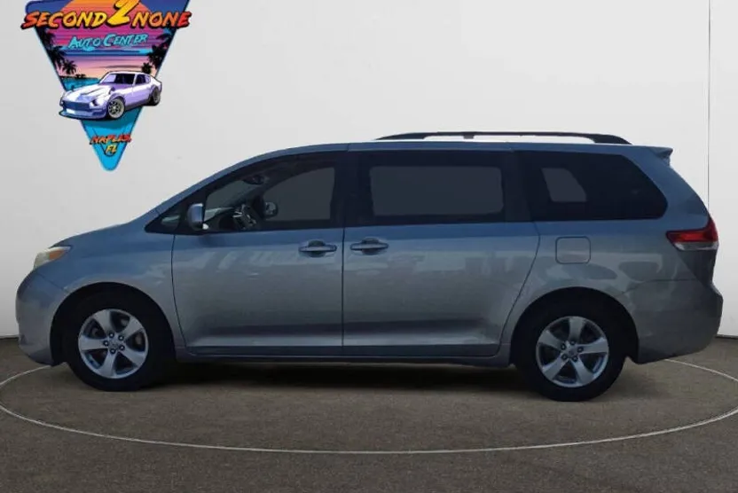 2014 Toyota Sienna LE photo 1