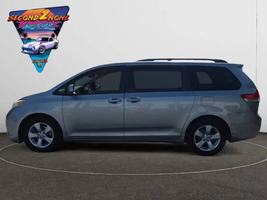 2014 Toyota Sienna LE photo 1
